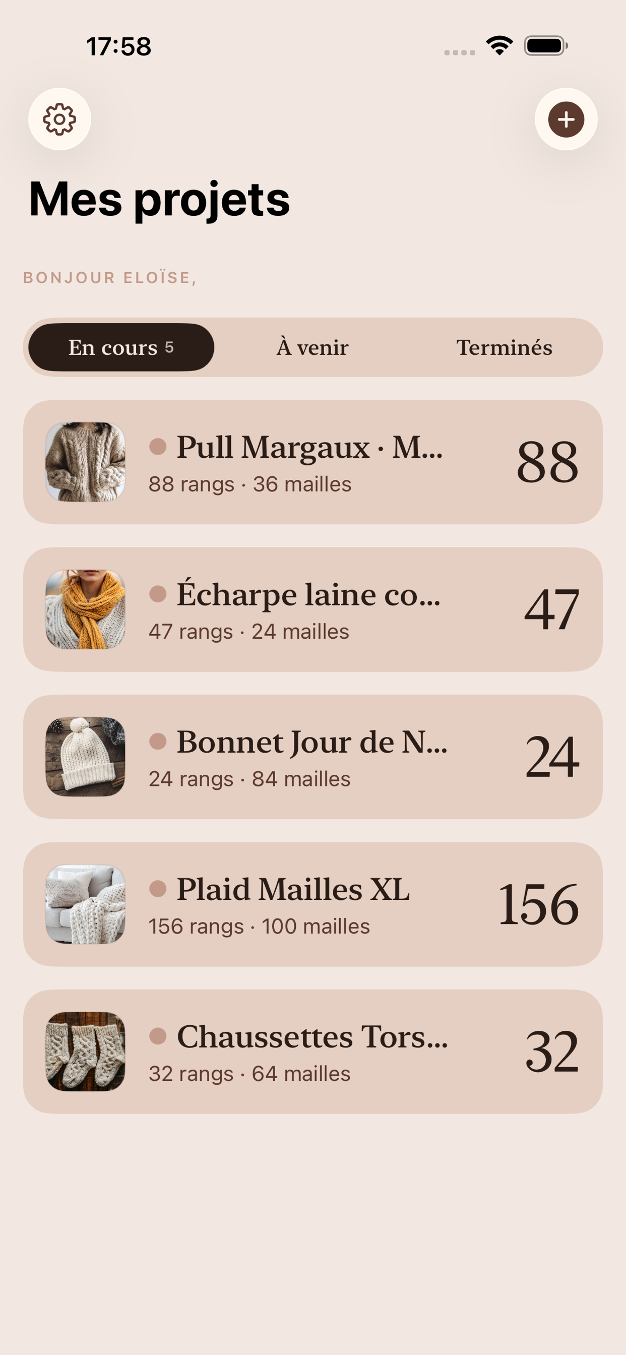 Écran d'accueil de Knittle intitulé "Mes projets", listant des projets de tricot avec photos de couverture, nombre de rangs, et onglets En cours, Planifiés et Terminés.